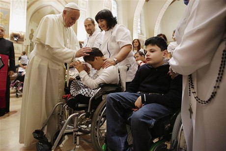 Pape Frantiek ehná handicapovanému chlapci
