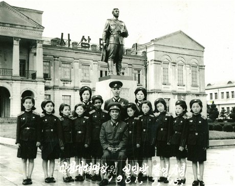 Monique (está zleva) se severokorejskými spoluakami a uiteli ped svou kolou v Pchjongjangu (1981)
