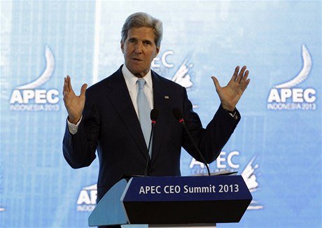 Americký ministr zahranií John Kerry hovoí na summitu na Bali 