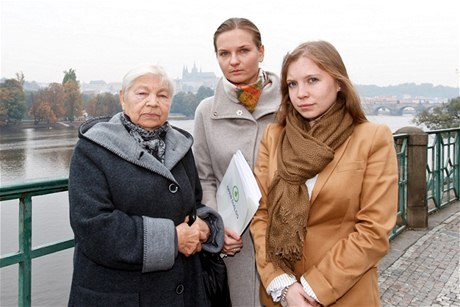 Zleva: Marija Grigorjevová (matka Taány Paraskeviové), Lyudmila Kozlovska (prezidentka nadace Otevený dialog) a Marija Paraskeviová (dcera Taány Paraskeviové)