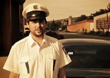 Policista vystupující v pedvolební klipu SPOZ