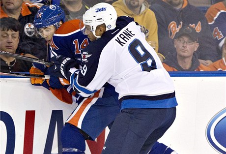 Evander Kane v souboji s Jordanem Eberlee.