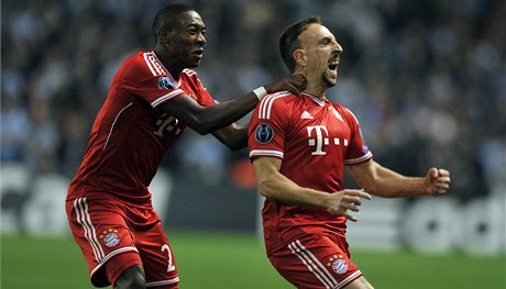 Ribéry (vpravo) slaví gól proti City.