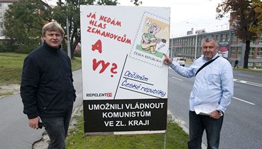 lenov antikomunistickho sdruen Repelnt Radek Hegmon (vlevo) a Radek Pelz u pedvolebnho poutae, kter zparodoval oficiln billboard Zemanovc.