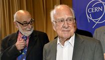 Belgický fyzik Francois Englert (vlevo) a britský fyzik Peter Higgs. | na serveru Lidovky.cz | aktuální zprávy