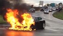 Na internetu se objevilo video s hořícím elektrickým vozem americké společnosti Tesla. | na serveru Lidovky.cz | aktuální zprávy