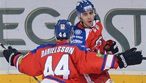 Lev Praha - Magnitogorsk. Útočníci Lva Justin Azevedo (vpravo) a Nicklas Danielsson se radují | na serveru Lidovky.cz | aktuální zprávy