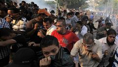 Stoupenci svrženého prezidenta Muhammada Mursího prchají před slzným plynem. Stoupenci svrženého prezidenta Muhammada Mursího prchají před slzným plynem.