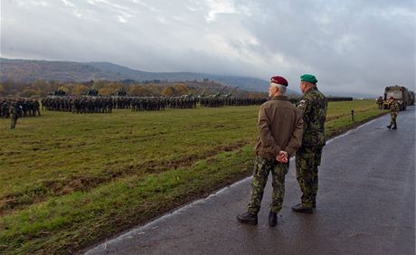 Náelník Generálního tábu Armády eské republiky Generálporuík Ing. Petr Pavel, M. A. si prohlíí seazené jednotky voják ped zahájením cviení Grim Campaigner 2013.