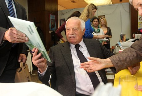 Václav Klaus podepisoval na kniním veletrhu v Havlíkov Brod svou novou knihu.