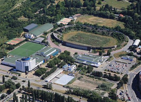 Letecký pohled na fotbalový stadion Luánky v Brn a Bobycentrum.