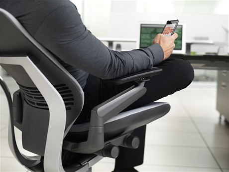 Americký výrobce nábytku Steelcase postaví závod v esku