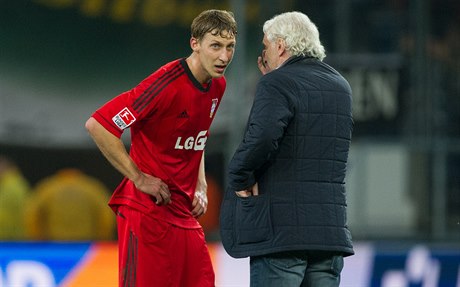 Fotbalista Leverkusenu Stefan Kiessling (vlevo) a sportovní editel klubu Rudi...