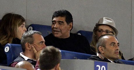 Legendární argentinský fotbalista Diego Maradona (uprosted)