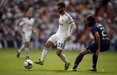 Fotbalista Realu Madrid Isco (vlevo) a Sergio Sánchez z Málagy 