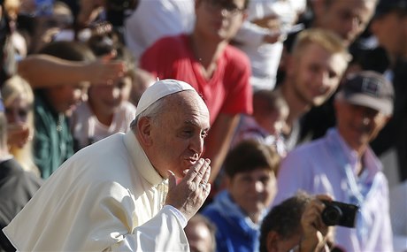 Polibek svatého otce. Pape Frantiek chodí mezi lidi rád.
