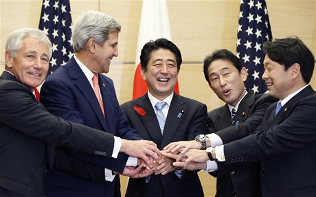 Pedstavitelé USA a Japonska se seli na Bali. Zleva tajemník amerického ministerstva zahranií Chuck Hagel, éf americké diplomacie John Kerry, japonský premiér inzó Abe, japonský ministr zahranií Fumio Kiida a ministr obrany Icunori Odonera   