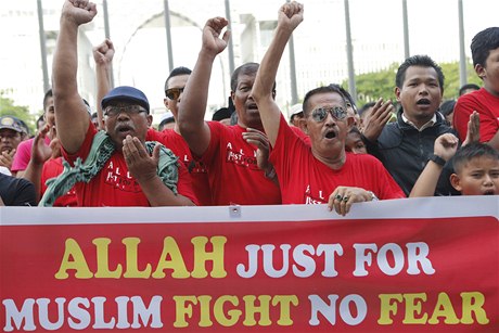 Slovo "Alláh" patí jen muslimm, tvrdili muslimtí demonstranti ped budovou kualalumpurského soudu