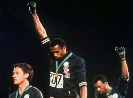 Sprintei Tommie Smith a John Carlos a jejich gesto.