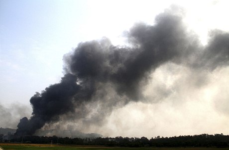 Kou valící se z vietnamské továrny na pyrotechniku.