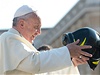 Papee Frantika pili pozdravit i hasii. Pape neekan zareagoval svým smyslem pro humor a nasadil si hasiskou pilbu na hlavu.