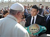 Boxerský ampion Sergio 'Maravilla' Martinez ukázal papei vítzný pás.