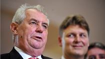 Prezident republiky Miloš Zeman (vlevo) pokračoval 16. října ve své návštěvě Středočeského kraje, při níž mimo jiné navštívil továrnu Philip Morris. | na serveru Lidovky.cz | aktuální zprávy