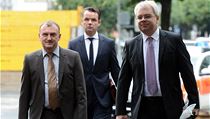 Antonín Koláček (vlevo) obžalovaný v kauze Mostecké uhelné společnosti přichází 10. října k soudu. | na serveru Lidovky.cz | aktuální zprávy