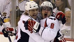 Radost hokejist Washingtonu Capitals Sergeje Fjodorova (vlevo) a Alexandra Ovekina