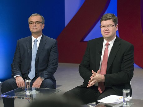 Miroslav Kalousek (TOP 09) a Jií Pospíil (ODS) pi povolební debat ve studiu eské televize.