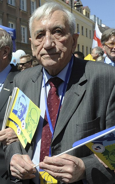 Zemel Tadeusz Mazowiecki, první nekomunistický premiér Polska.