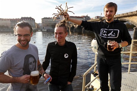 Volební táb Pirát na lodi Kristian Marco. (Uprosted) Pedseda strany Ivan Barto.