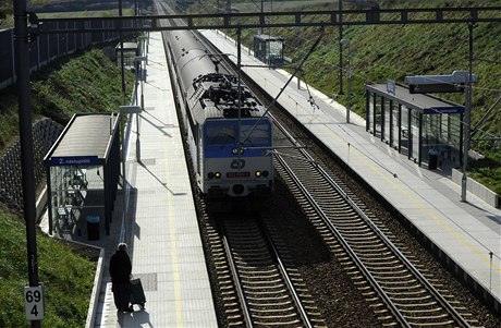 Správa elezniní dopravní cesty dokonila modernizaci více ne jednadvacetikilometrového úseku ze Zbirohu do Rokycan za 4,2 miliardy korun. Na nové dvojkolejné trati, kde vznikla nová zastávka Kaez.