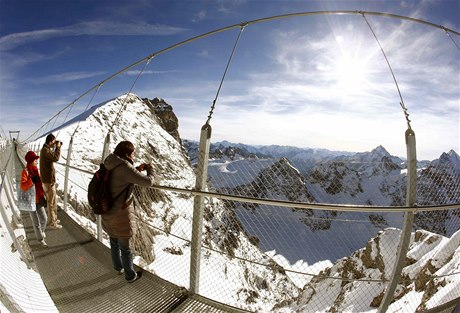 Turisté na alpské vyhlídce na hoe Titlis poblí výcarského zimního stediska Engelberg.