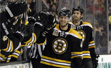 eský hokejista Bostonu Bruins David Krejí (vpedu)