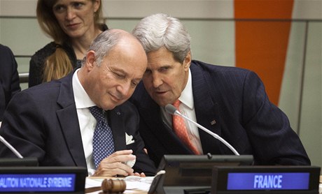 éf francouzské diplomacie Laurent Fabius se svým americkým protjkem Johnem Kerrym