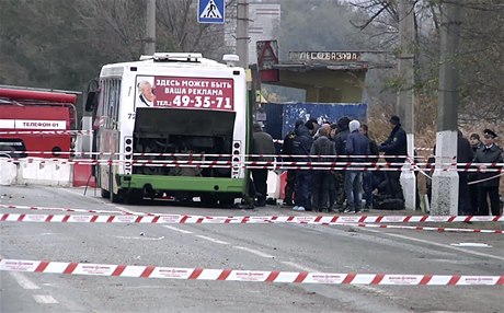 Ruské bezpenostní jednotky zkoumají vrak autobusu, jeho pasaéi se v pondlí stali obtí sebevraedného teroristického útoku