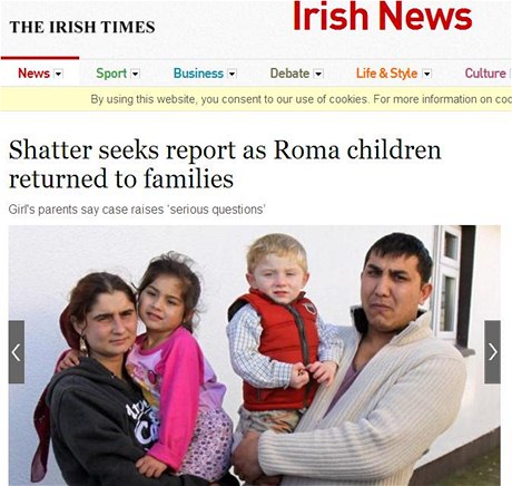 Manelský pár z irského msta Athlone se svými dvma dtmi. Dvouletého chlapeka odvedla policie z domova, rodim byl vrácen a poté, co testy DNA prokázaly, e jde skuten o jejich dít