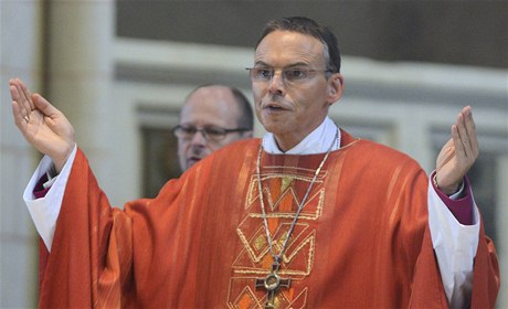 Biskup Tebartz-van Elst bhem bohosluby v Limburgu (záí 2013)