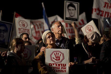 "Zastavte propoutní terorist". Proti propoutní palestinských vz protestovaly v Izraeli stovky lidí