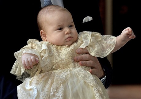 Princ George v náruí svého otce Wiliama.