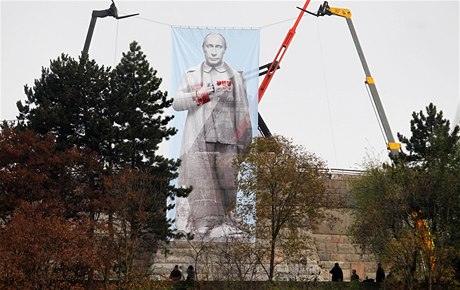 Plakát Putina na bývalém stalinov pomníku