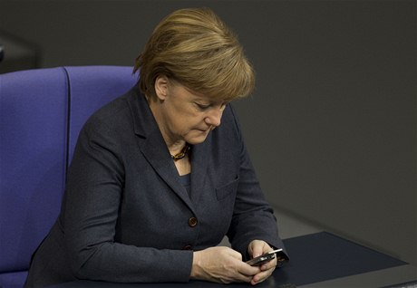 Angela Merkelová s mobilem.