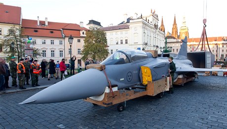 Pehlídka stari i nové vojenské techniky na Hrad.