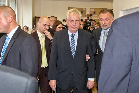 Prezident Milo Zeman pichází do volební místnosti v Z Brdikova na Luinách. 