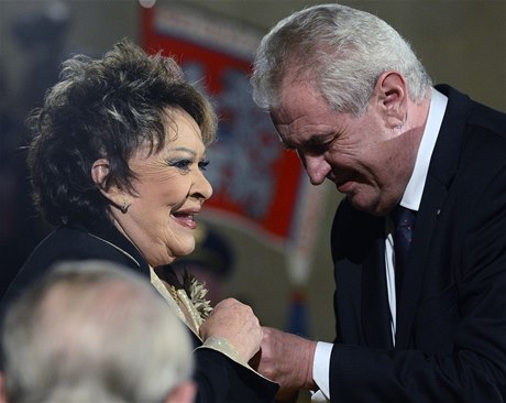 Prezident Milo Zeman udlil herece Jiin Bohdalové Medaili Za zásluhy. 