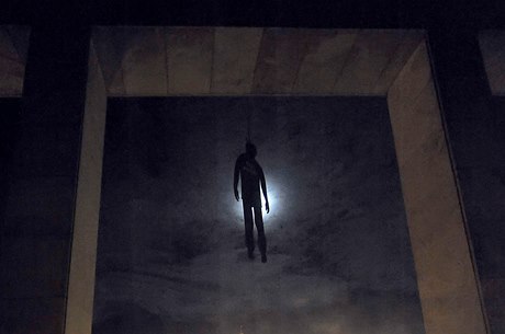 Pt figurín obenc s ervenou oprátkou kolem krku a nápisem el proti KS(M) na hrudi se v pondlí kolem 22:30 objevilo nad vchodem do Domu kultury odbor v Jihlav. 