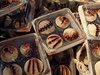Obchod se prezentuje také tradiními cupcakes, které mají pipomínat zranní na ki.