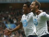 Fotbalisté Tottenhamu Roberto Soldado (vpravo) a Paulinho