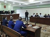 Alexej Navalnyj u soudu, kter jeho ptilet trest vzen za dajn podvody zmnil na podmnku (16. 10. 2013) 